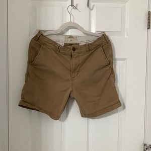 Hollister men’s shorts hits above the knee